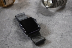 Apple Watch 純正ミラネーゼループ（グラファイト） レビュー｜スーツに合う。超かっこいい