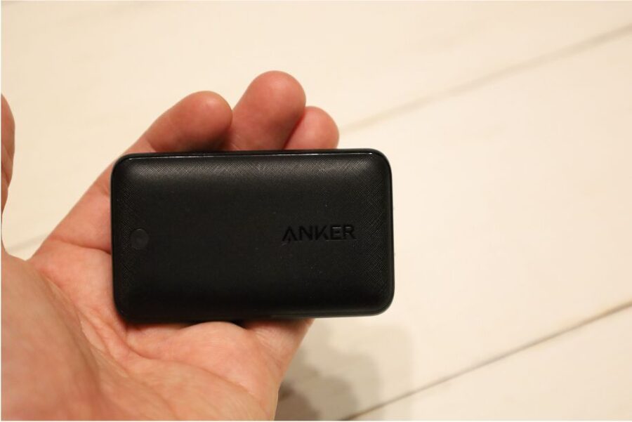 Anker：PowerPort Atom Ⅲ 30W Slimを手に持った状態