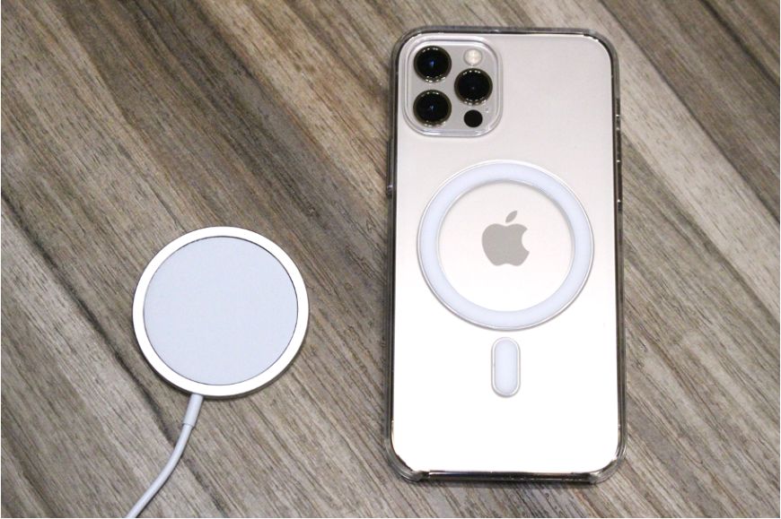iPhone12シリーズ(無印・mini・Pro:Max)のApple MagSafe充電器本体とつける