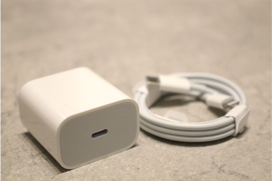 Apple純正の充電器とケーブルの画像