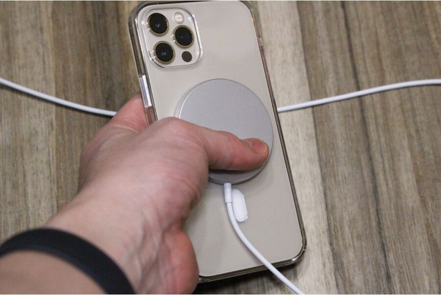 iPhone12シリーズ(無印・mini・Pro:Max)のApple MagSafe充電しながら操作可能