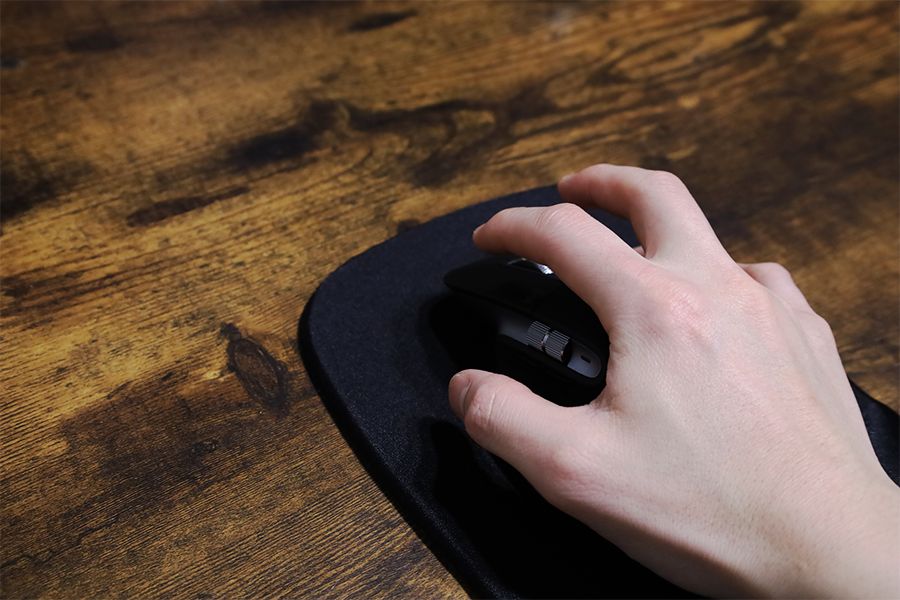 MX Master 3はすこしゴツメなので男性の手で持ちやすい