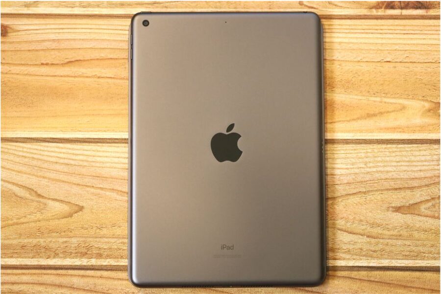 iPad Air4と無印iPad第7世代とならべて比較重ねてみた