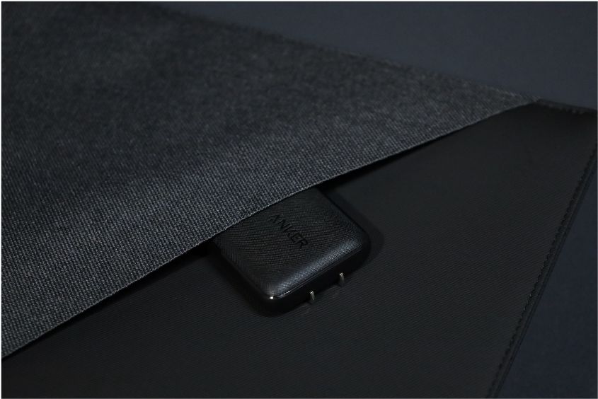 NATIVE UNION Stow Slim Sleeve MacBook Air-Pro用の本体に充電器を入れる