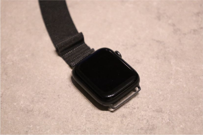『BRG』ミラネーゼループ Apple Watchバンドを装着