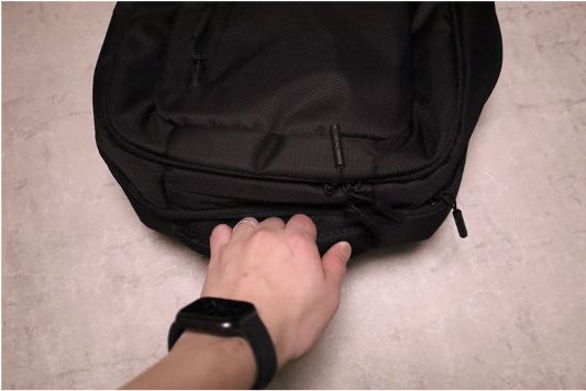 Incase NylonBckpack結構引っ張りやすい