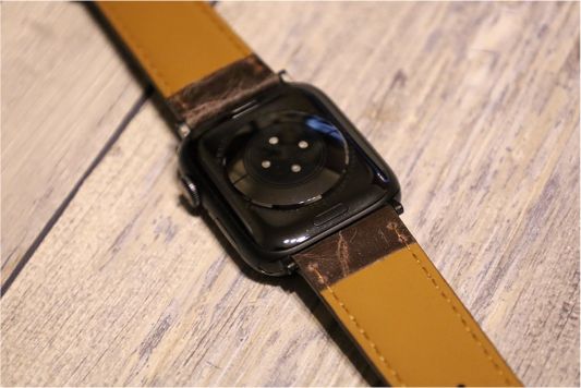 『Tasikar』おしゃれクラシック Apple Watchレザーバンド本体装着裏面アップ