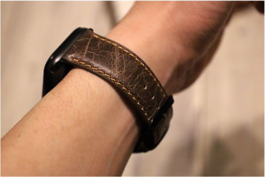 『Tasikar』おしゃれクラシック Apple Watchレザーバンド本体装着手首をサイドから