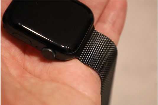 【比較レビュー】Apple Watchの1,000円BRGミラネーゼループバンド購入。純正バンドと比較手に持ってみる3