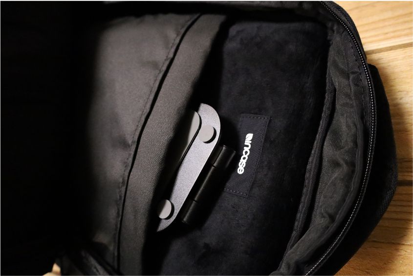 『Nulaxy』 iPad:タブレットスタンドIncaseにもスッポリ