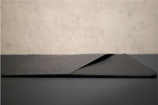 NATIVE UNION Stow Slim Sleeve MacBook Air-Pro用の本体充電器入れた痕
