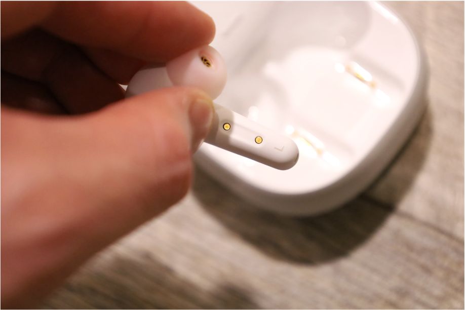 Soundcore Liberty Air 2 Pro をつまんで充電部分確認