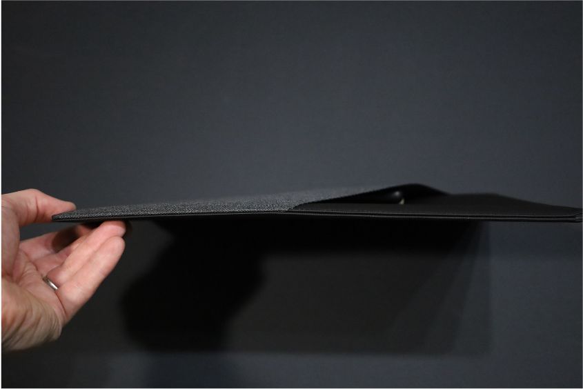 NATIVE UNION Stow Slim Sleeve MacBook Air-Pro用の充電器を入れても厚みあまり変わらず
