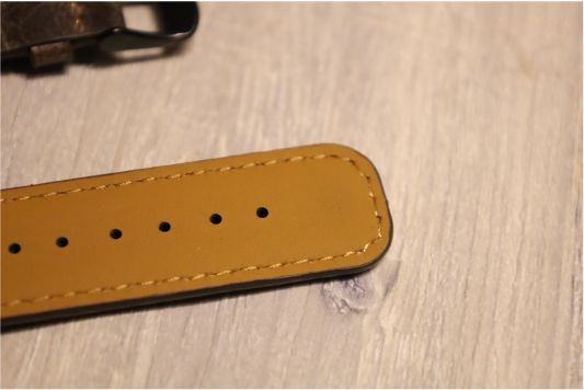 『Tasikar』おしゃれクラシック Apple Watchレザーバンド先端穴部分