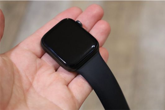 Apple純正ソロループと手に持って比較