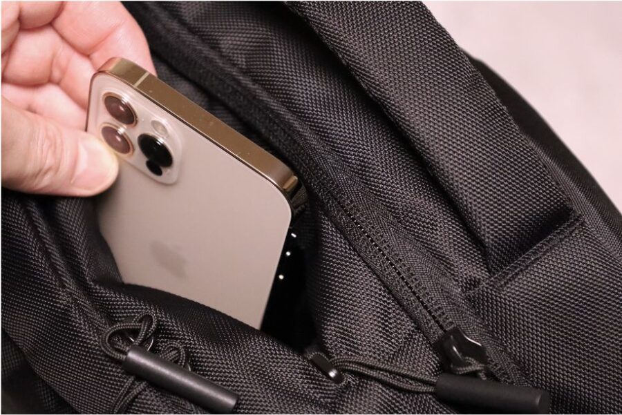 Incase Nylon BackpackのフロントパネルはiPhone12Proもラクラク入る