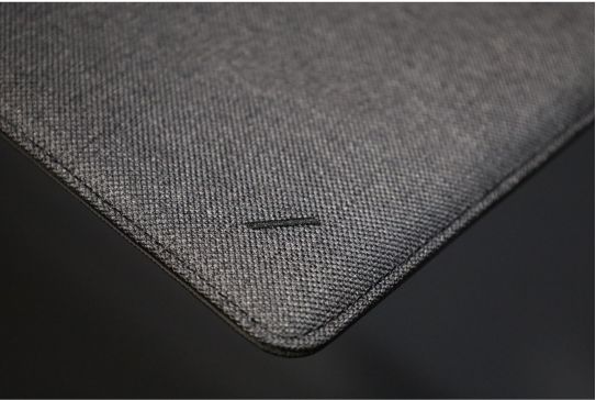 NATIVE UNION Stow Slim Sleeve MacBook Air:Pro用の本体斜めした