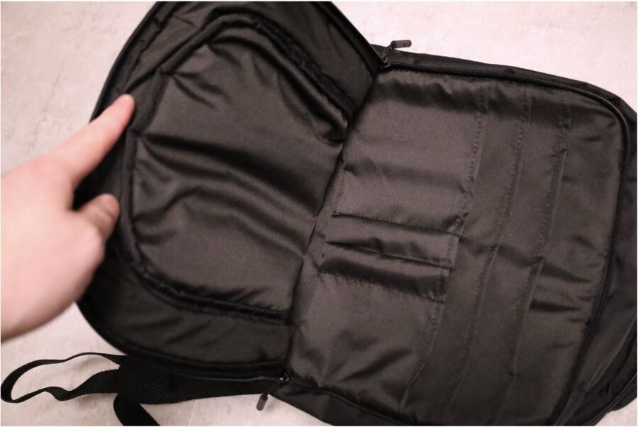 Incase Nylon Backpackのサブコンパートメント全体