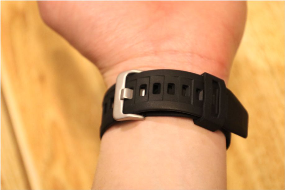 SpigenのApple Watch用ラギッドアーマーケース手首内側の状態