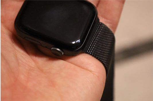 【比較レビュー】Apple Watchの1,000円BRGミラネーゼループバンド購入。純正バンドと比較手に持ってみる4