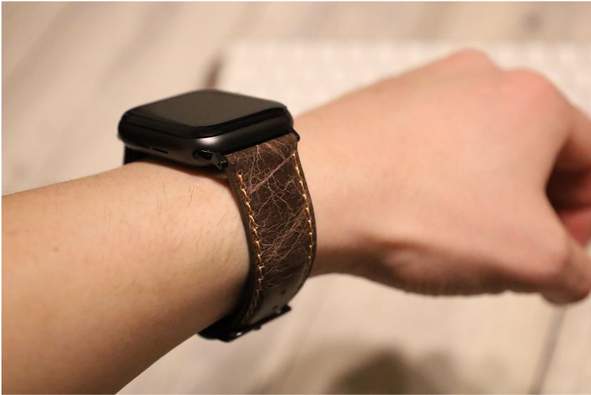 『Tasikar』おしゃれクラシック Apple Watchレザーバンド本体装着の手首部分