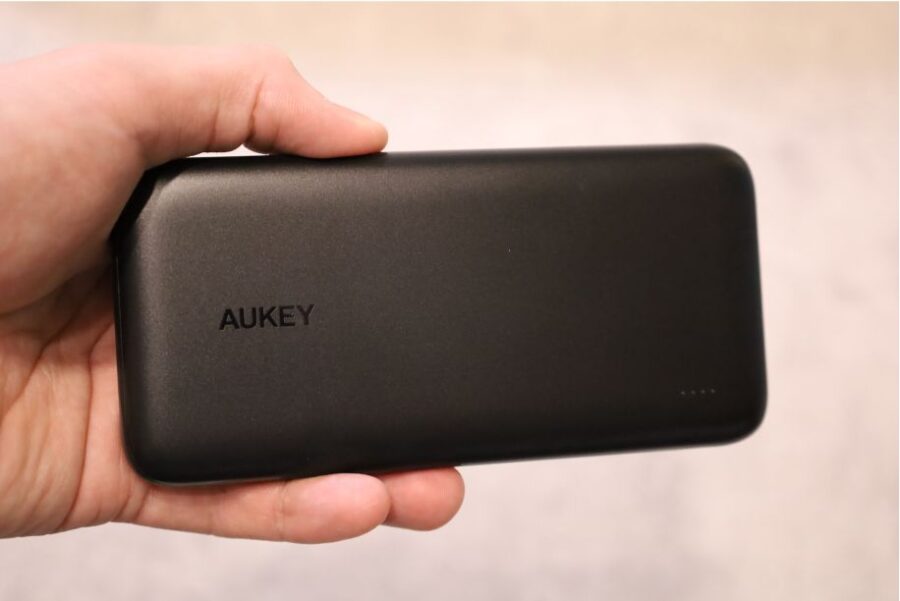 AUKEY PB-N73Sのモバイルバッテリーは高級質感