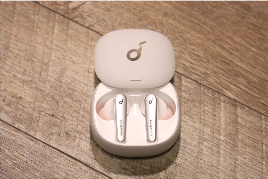 Anker SoundCore Liberty Air 2 Proをスライドで開けているシーン