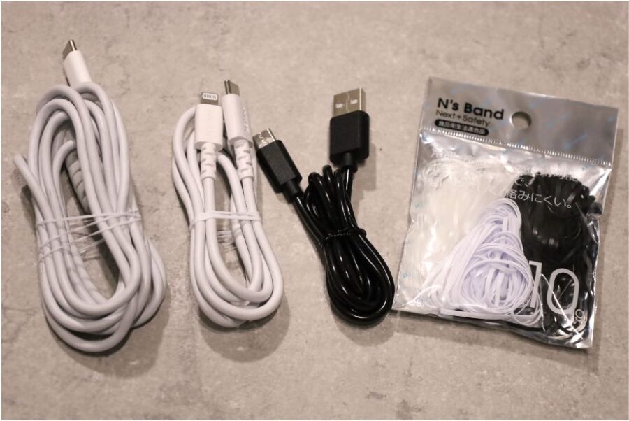 Incase Nylon Accsessory Organizerのコードはゴムに入れるのがおすすめ。