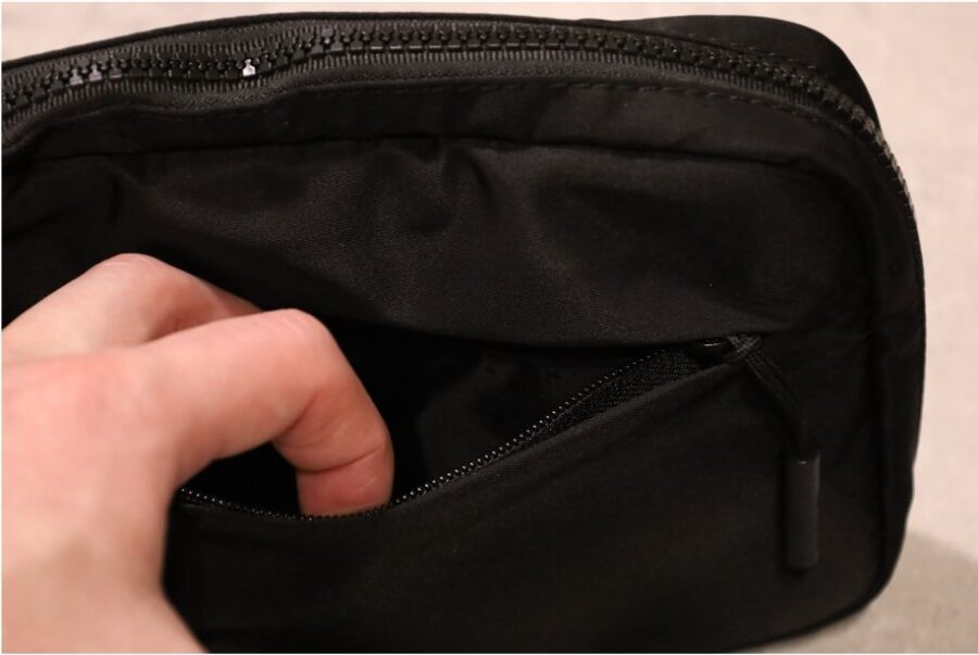 Incase Nylon Accsessory Organizerの表面ポケット部分