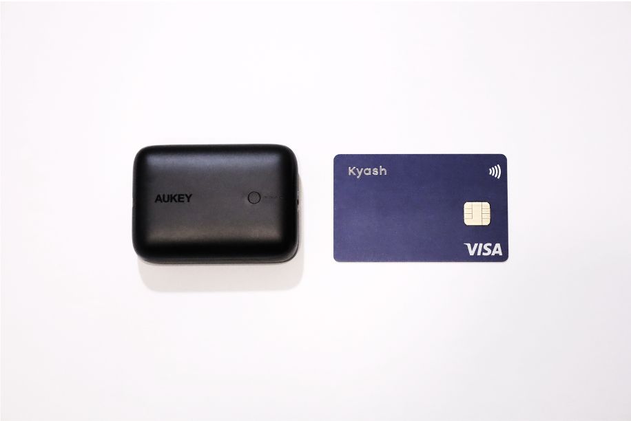 クレジットカードとAUKEY Basix Mini PB-N83 10,000mAh