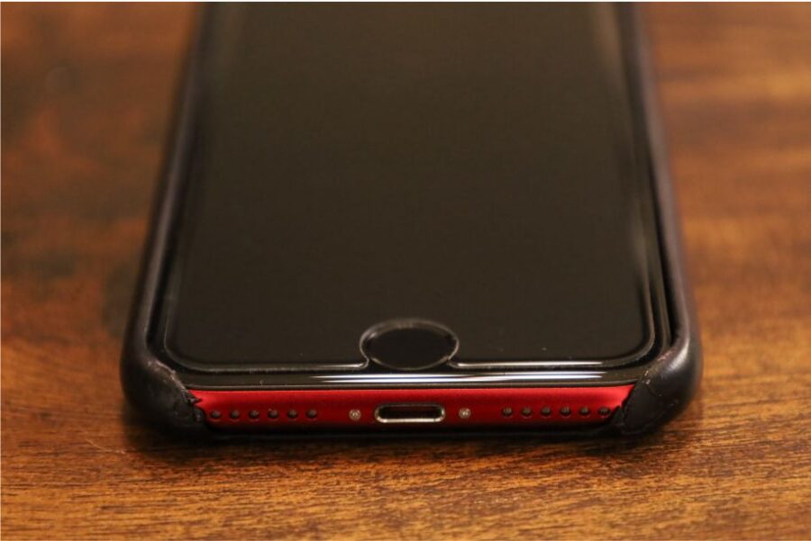 iPhoneSE2(2020)のMOTHCAアンチグレアガラスフィルムの下部確認