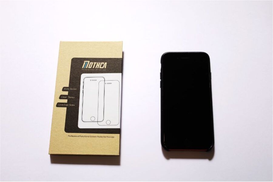 MOTHCAのアンチグレアガラスフィルムとiPhoneSE2のサイズ感