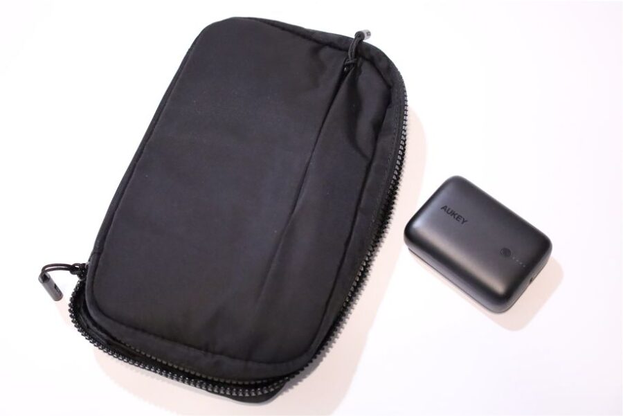 AUKEY Basix Mini PB-N83 10,000mAhはガジェットポーチにも簡単に入る