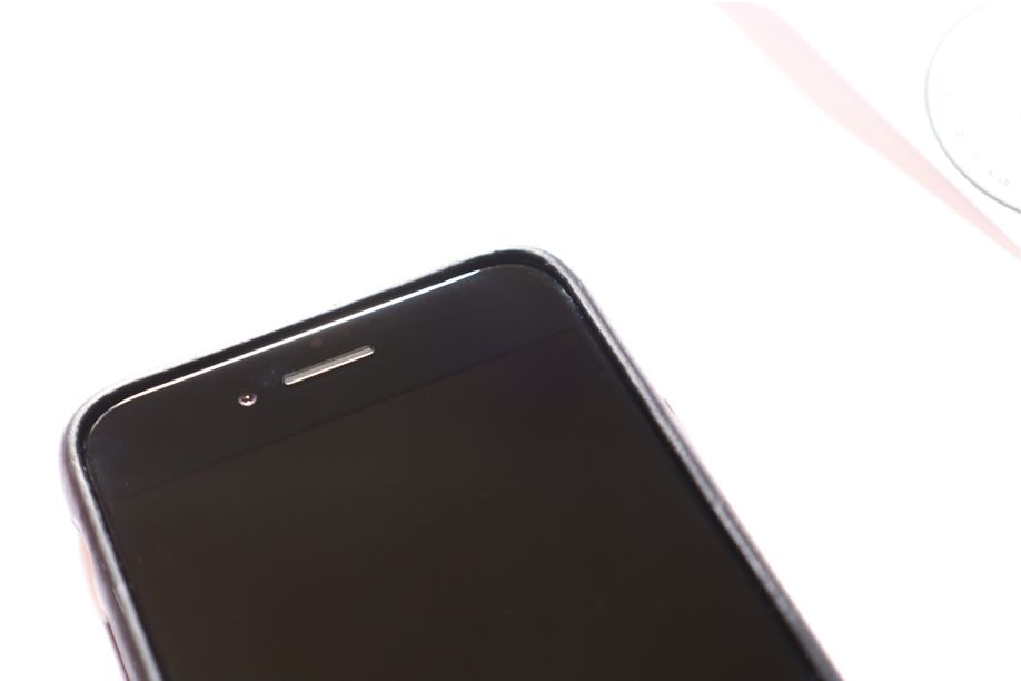 iPhoneSE2(2020) MOTHCAアンチグレアガラスフィルムのホコリ除去後