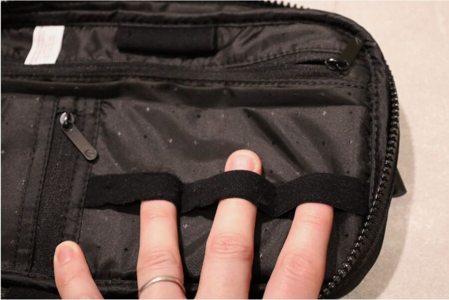 Incase Nylon Accsessory Organizerのケーブル3つ入れる場所