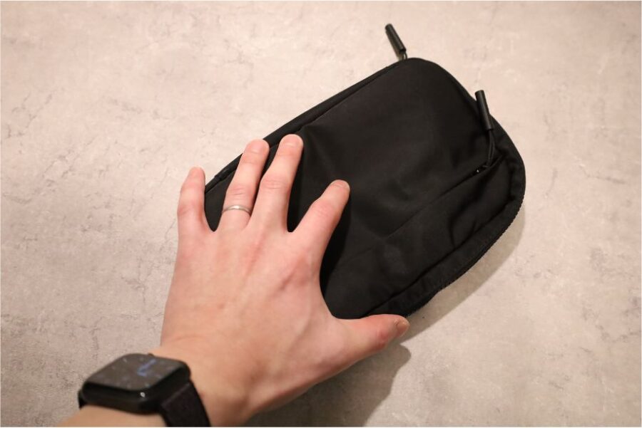 Incase Nylon Accsessory Organizerの手とサイズ比較