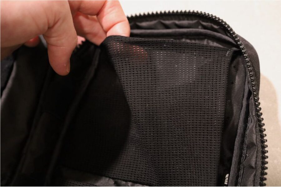Incase Nylon Accsessory Organizerの間のポケット部分