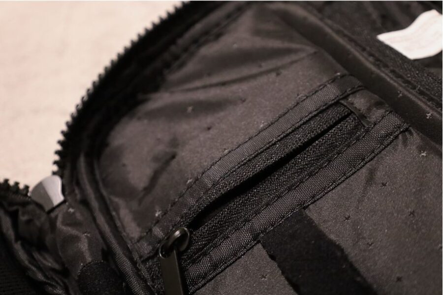 Incase Nylon Accsessory OrganizerのMicroSDカードを入れる部分