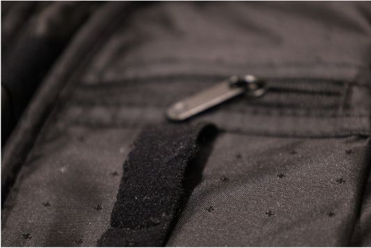 Incase Nylon Accsessory Organizerの奥のマジックテープでほつれた部分