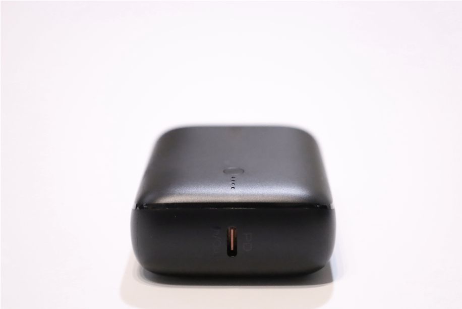 AUKEY PB-N83の本体サイドUSB−C側