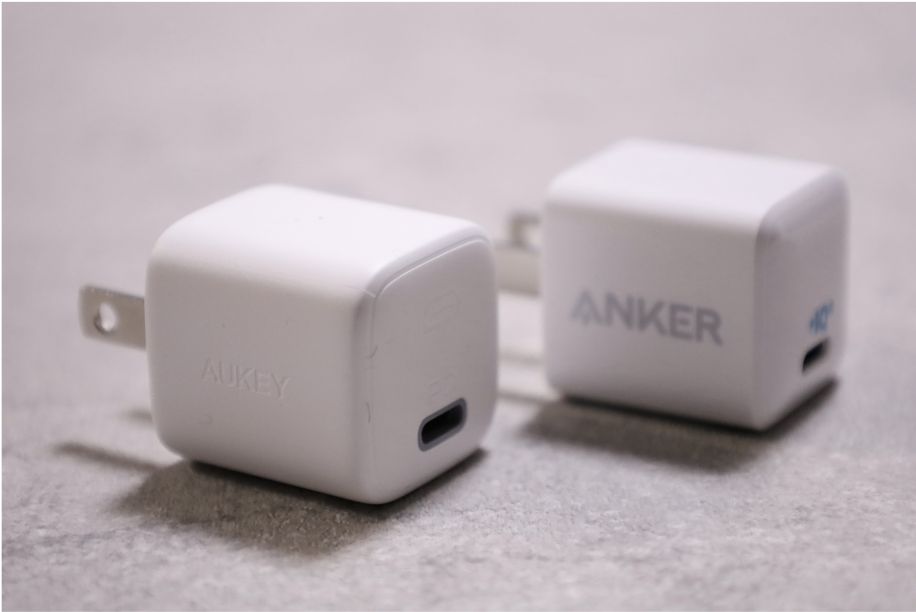 AnkerとAUKEYの20W充電器