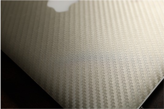 Wraplus for MacBookのスキンシールはゴールド色の角部分