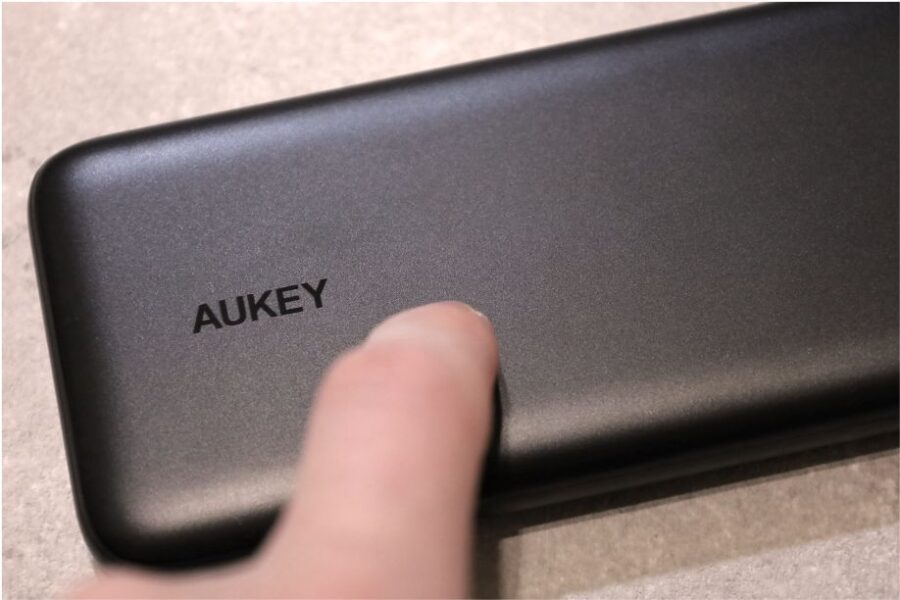 AUKEY PB-N73S 10,000mAhの素材はシボ加工のプレミアム感