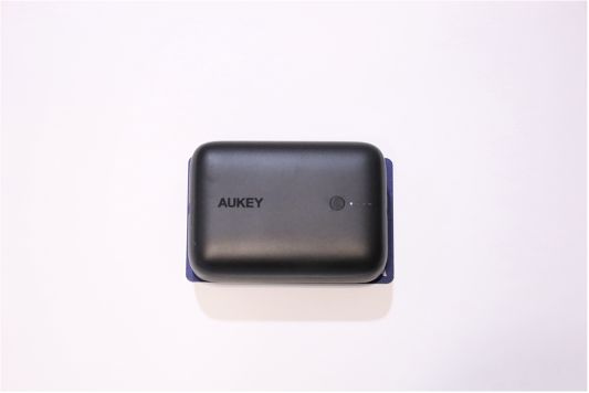 AUKEY PB-N83とクレジットカードを重ねる