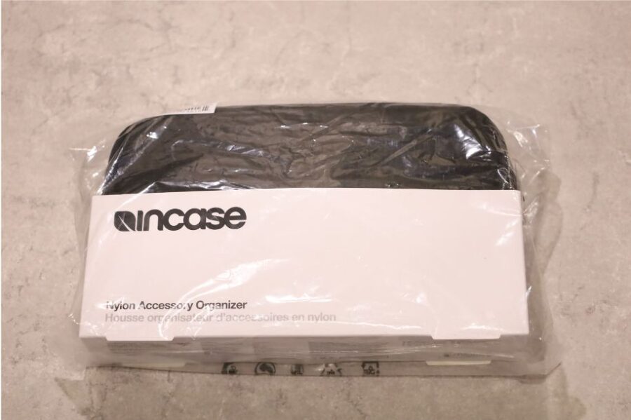 Incase Nylon Accsessory Organizerのパッケージ