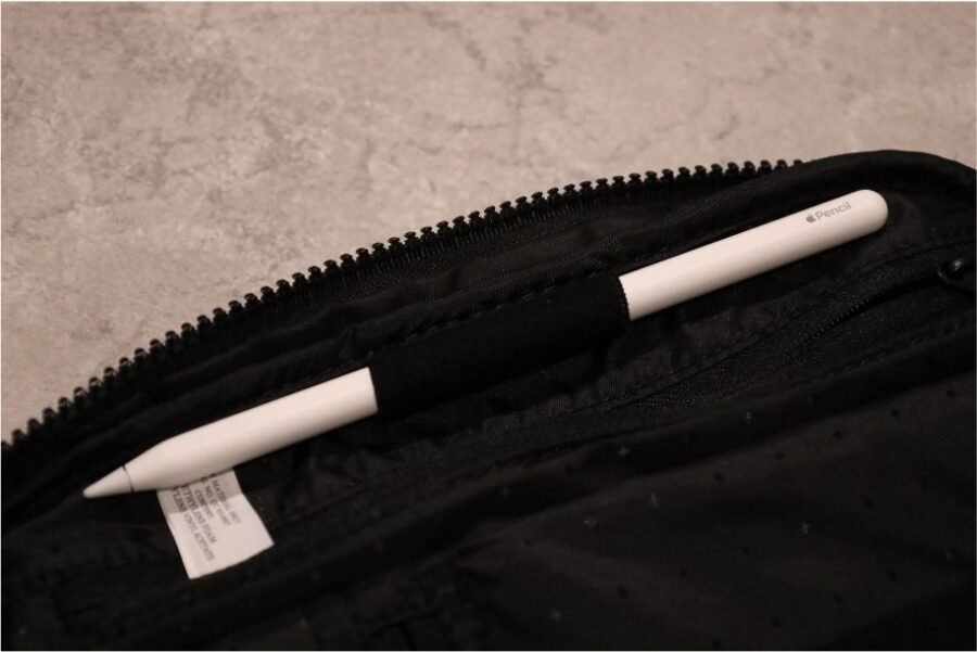 Incase Nylon Accsessory OrganizerのApple Pencil挿している状態