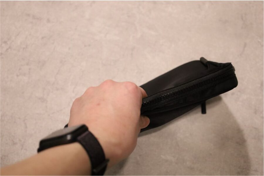 Incase Nylon Accsessory Organizerを手で持ってみる
