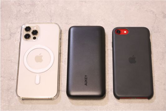 AUKEY PB-N73SのサイズをiPhoneと比較