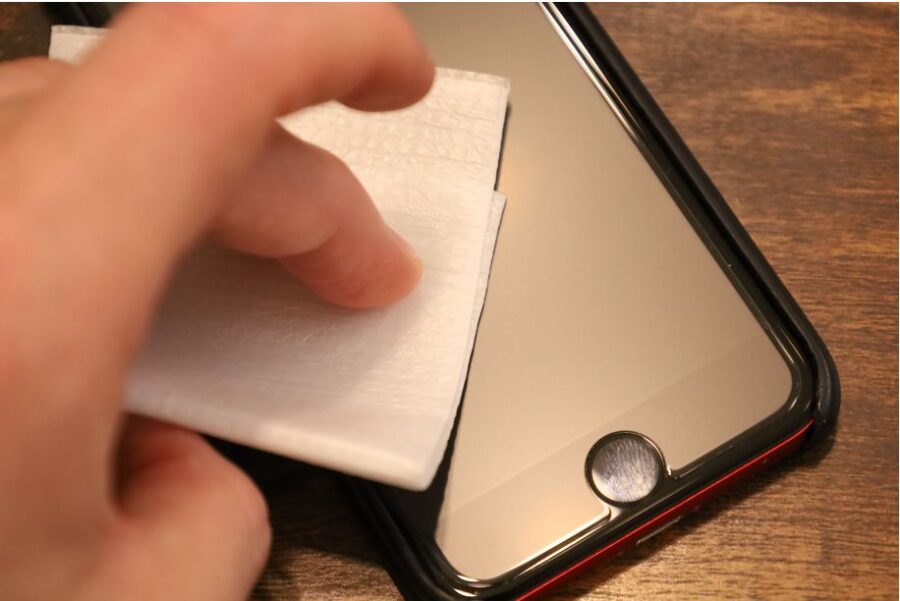 iPhoneSE2(2020)のMOTHCAアンチグレアガラスフィルムの気泡を抜く