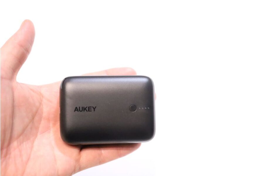 AUKEY PB-N83は手のひらサイズ